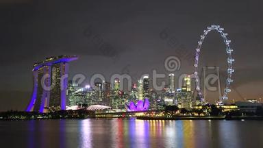 在<strong>滨</strong>海湾水域的新加坡建筑物上，夜幕降临，<strong>五彩</strong>缤<strong>纷</strong>的灯光